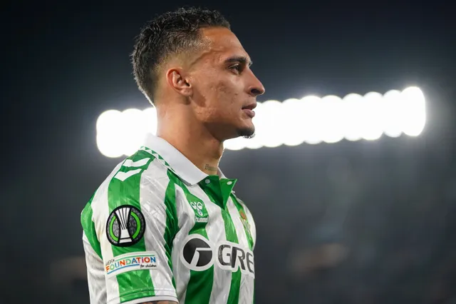 In beeld: Oud-Ajacied Antony krijgt rood na veel te late tackle