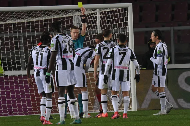 Oud-Ajacied Lucca wordt in eerste helft gewisseld na bizar penaltymoment