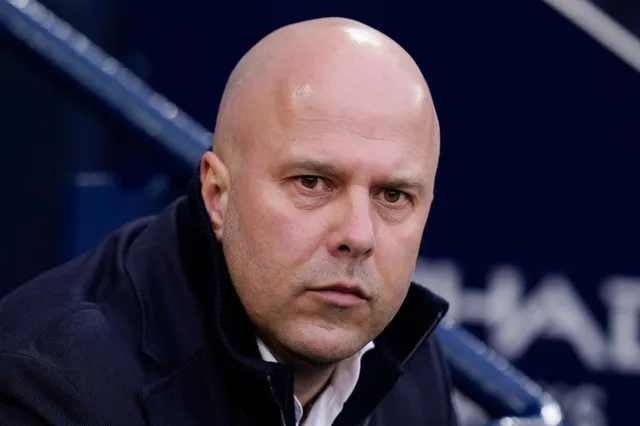 Arne Slot maant tot kalmte ondanks gigantische Premier League-voorsprong