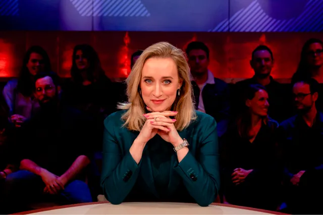 Eva Jinek is nieuwsgierig naar knappe man op achtergrond in Jinek