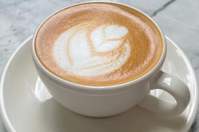 Onderzoek: van 3 koppen koffie per dag gaat je boezem krimpen