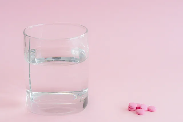 Medicatie innemen: dit gebeurt er als je dit met frisdrank of koffie doet
