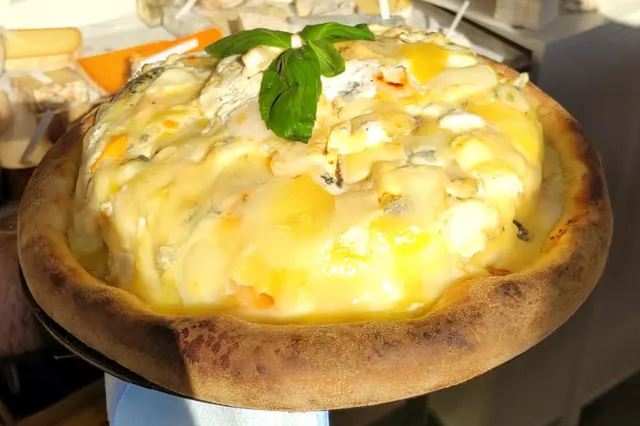 Franse chefs maken een pizza met 834 verschillende soorten kaas