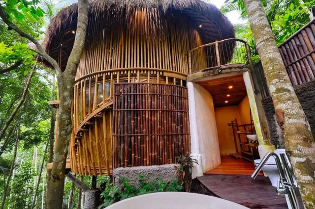 Vanuit deze bamboe villa op Bali hoor je de jungle en rivieren