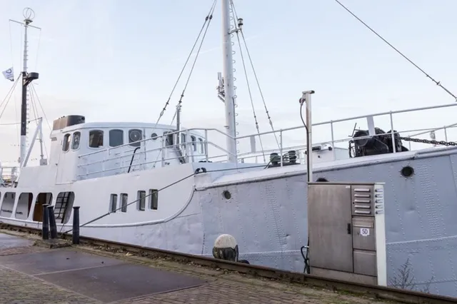 Wauw: de oude woonboot van Douwe Bob staat te koop en is echt *goals*