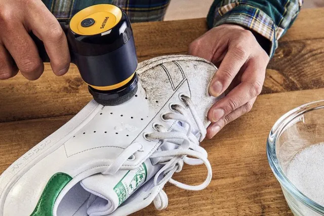 Bye vieze schoenen: met deze gadget maak je je sneakers weer wit