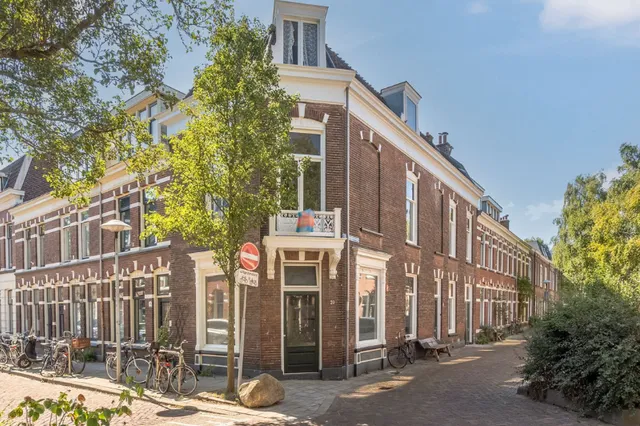 Maandverband op de deur: bizar rommelig huis in Utrecht staat op Funda voor €800.000