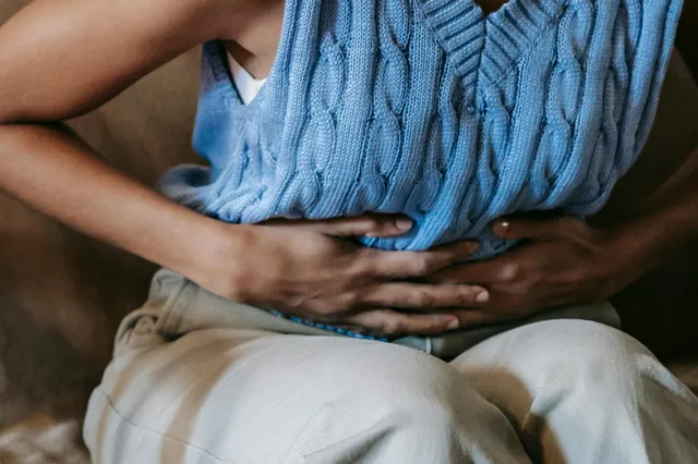 Alles wat je moet weten over een opgeblazen buik tijdens je menstruatie