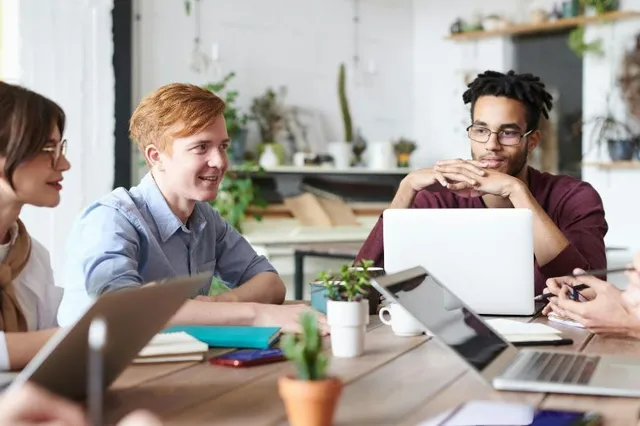 Lekker collegiaal: 4 kleine dingen waar jij je collega's ontzettend mee helpt - en jezelf dus ook