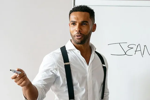 Lucien Laviscount over de opvallende outfits in Emily in Paris