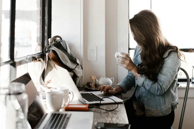 Rug recht, kin omhoog: deze tips helpen je een betere houding aan te nemen