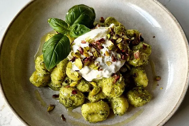 Op zoek naar een lekker gnocchi recept? Maak déze met courgettepesto en pistache
