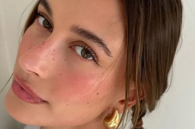 Afkijken en nadoen: Hailey Bieber heeft dé beautyhack voor foundation