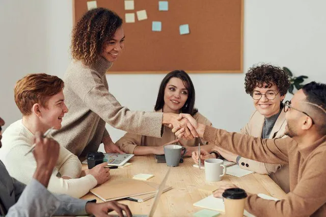 Van werkbestie naar ex-collega: overleeft jullie vriendschap de overstap?