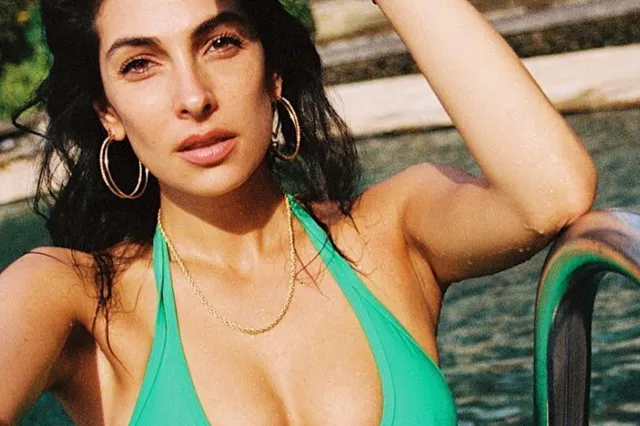 Anna Nooshin klimt uit het zwembad in opzienbarend groen badpakje