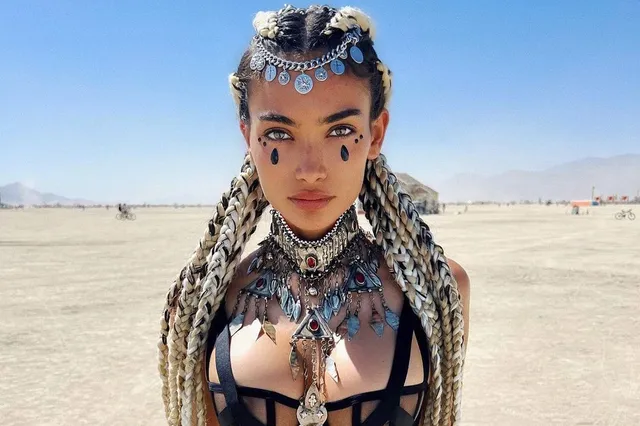 Bloedmooie vrouwen showen hun pikante outfits op Burning Man 2022