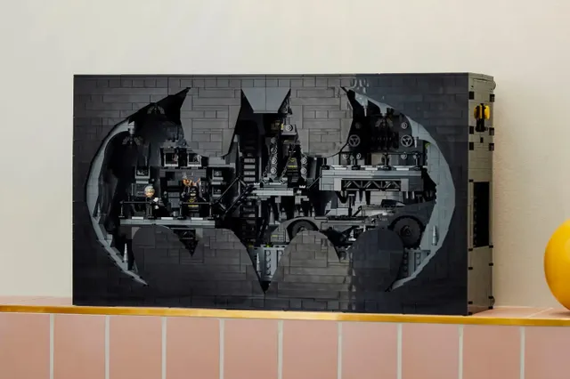 LEGO komt met de indrukwekkende 'Batman Returns' Batcave Shadowbox set