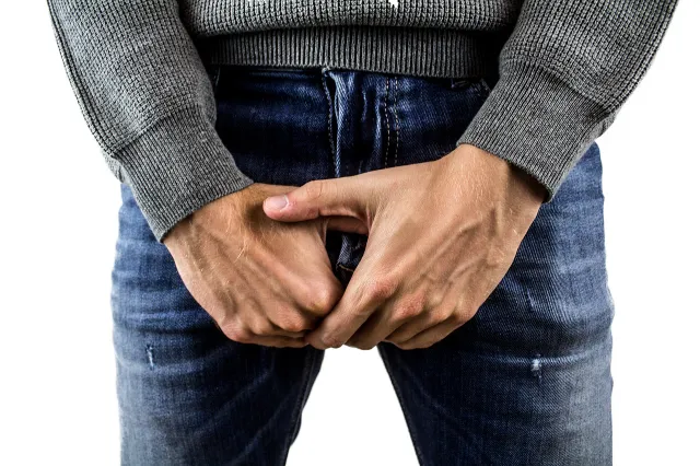 Mannen raken zeven keer per dag hun edele delen aan