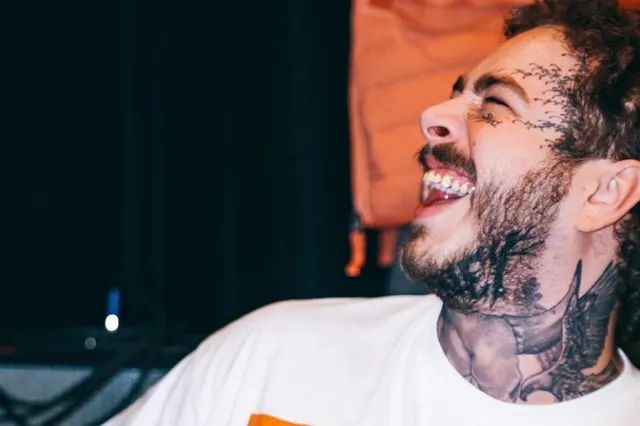 Waarom heel je gezicht onder zetten met tattoos? Rappert Post Malone legt het uit