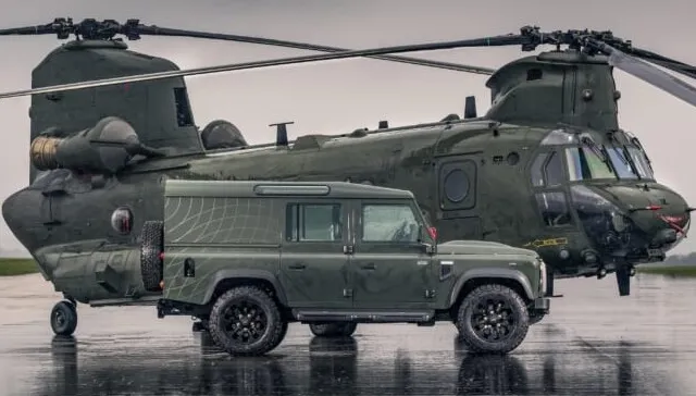 Deze Land Rover Defender is een remake van de iconische Chinook Helikopter