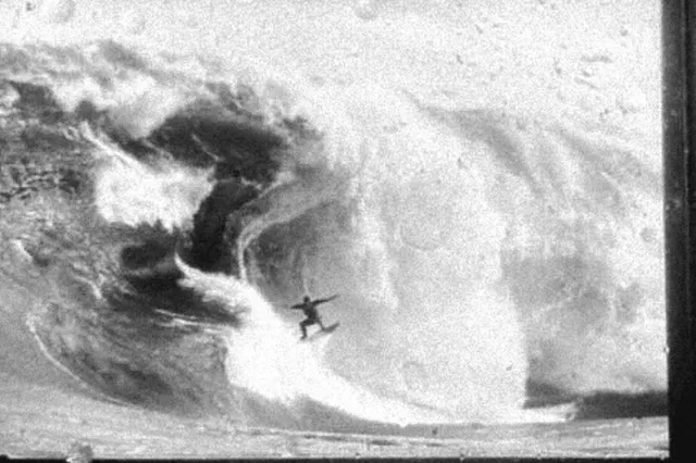 Video: Gigantische golf slokt Big Wave Specialist Mad Mike op in Tasmanië