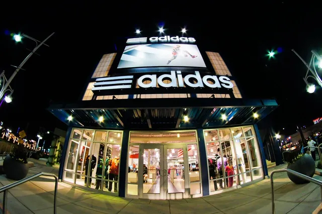 Adidas verandert voetbalshirts in knitwear en wij willen ze NU hebben