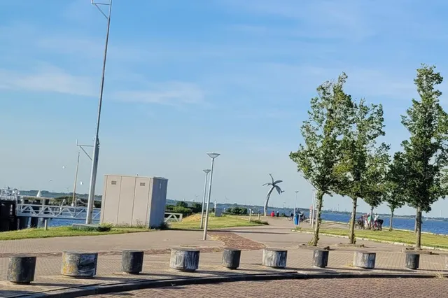 Opvangschip asielzoekers gearriveerd in Middelharnis