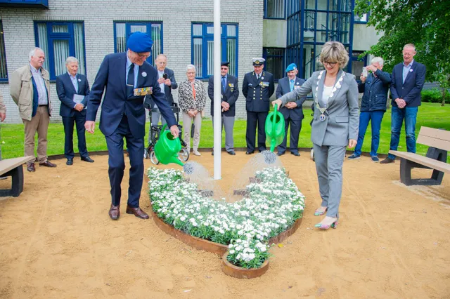 Witte anjerperk geopend voor het gemeentehuis