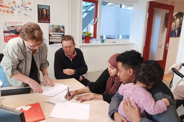 Wethouder Bruggeman op bezoek bij Vluchtelingenwerk