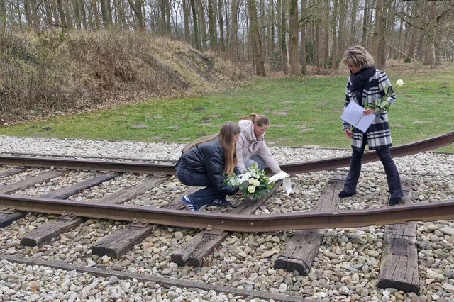 Scholieren en burgemeester bezoeken Westerbork