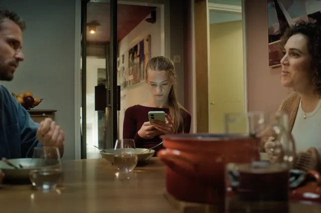 Nieuwe campagne helpt bij smartphonegebruik van kind