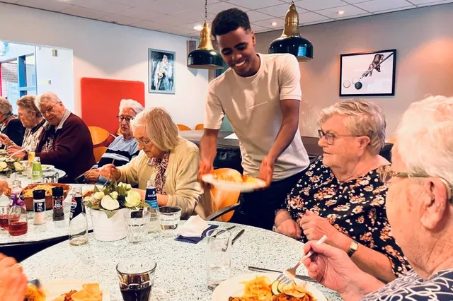 Kickboksers uit Stellendam serveren diner voor ouderen