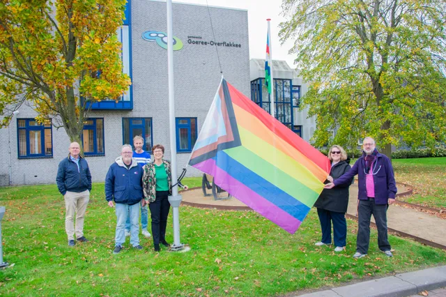 “Die vlag moet in de fik en de mensen ook”