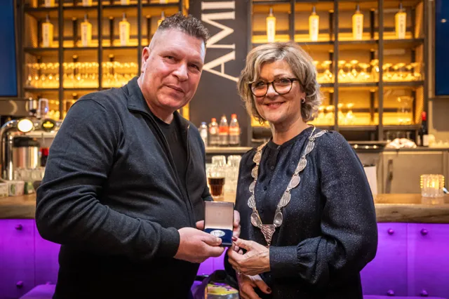 Gemeentepenning voor Coen van der Linde uit Ouddorp