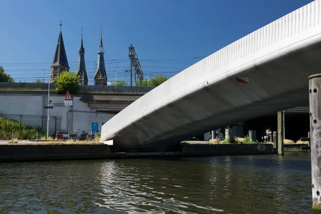 Brug Hooftlaan tijdelijk afgesloten vanwege vervanging: verkeer omgeleid via Nieuwe Vaart
