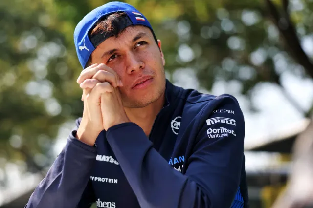 Albon sale en defensa de Lawson tras su dura primera carrera en Red Bull