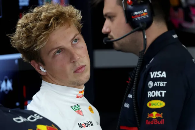 Pijnlijke beelden op Japans treinstation: Lawson te zien in Red Bull-kleding