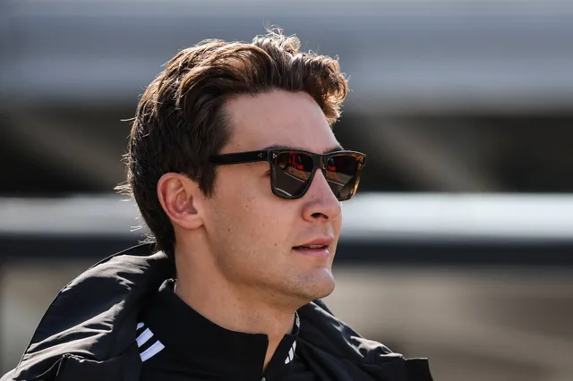 Russell blijft het oneens met zware boetes FIA: ‘Dat was voor Sainz een dure poepbeurt’