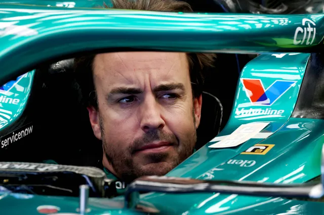 Alonso genadeloos richting Hamilton: We hebben een held hier, hoor!