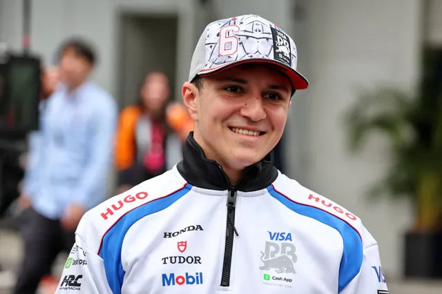 Hadjar over vloek van zitje naast Verstappen: 'Dat maakt mij alleen maar gemotiveerder'