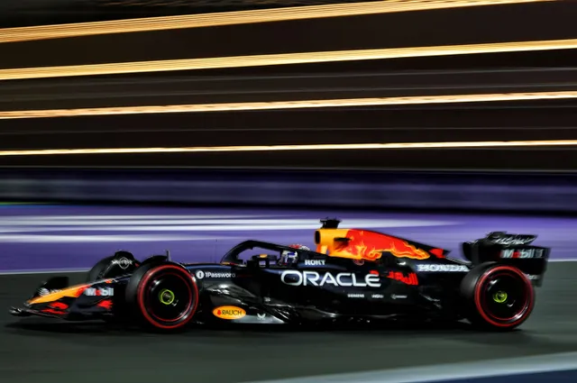Verstappen pakt zinderende pole in Jeddah na bloedstollende slotfase en crash van Norris