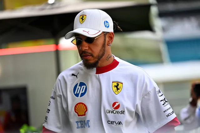 Hamilton klaagt opnieuw over Ferrari-strategieën: 'Houd een theekransje'