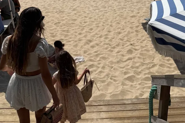 Kelly Piquet geniet alvast van vakantie met dochter Penelope
