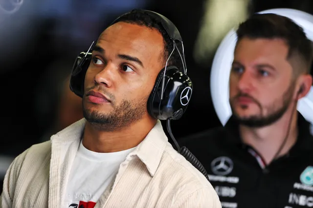 Hamilton ziet auto in vlammen opgaan door oliebrand op Silverstone