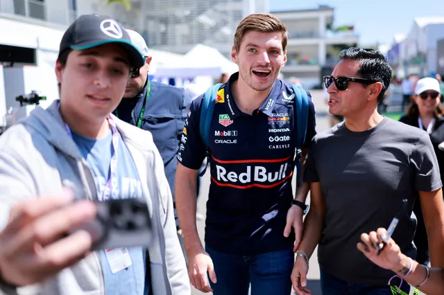 Verstappen lacht om 'tape gate' McLaren en Red Bull