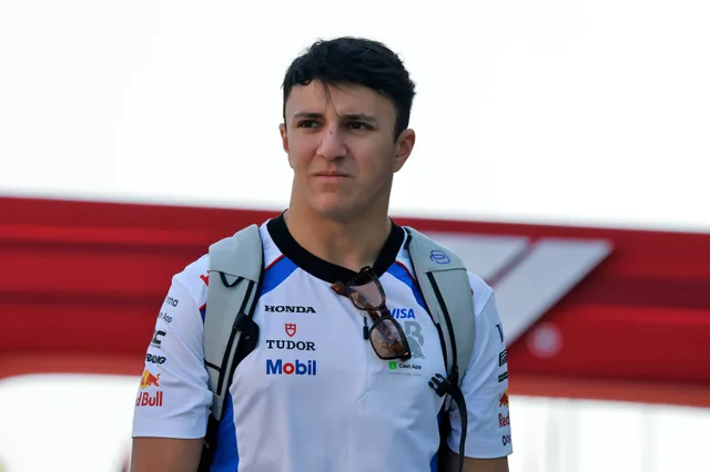 Hadjar oordeelt op geweldige wijze over (toekomstig ploeggenoot?) Verstappen