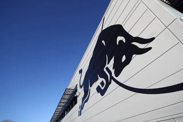 'Onvrede bij F1-motorfabrikanten over vermeende truc Mercedes en Red Bull'