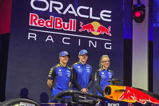 Verstappen reageert dolgelukkig op nieuwe RB22 van Red Bull Racing