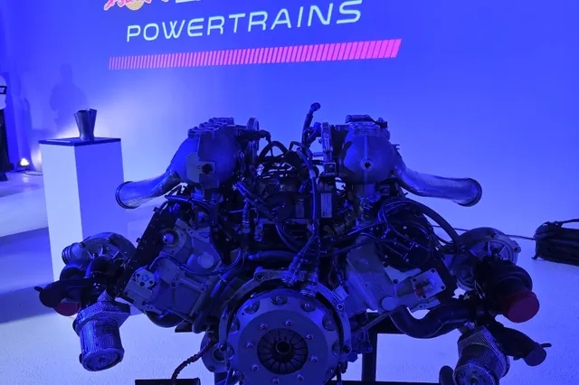 Verstappen reageert onverschillig op vragen over vermeende motorentruc