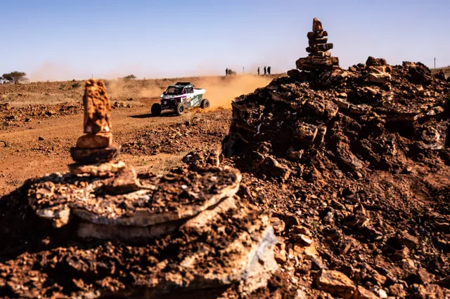 Nederlandse Dakar-coureur gaat viraal omdat ze 'rijdt als een oma'